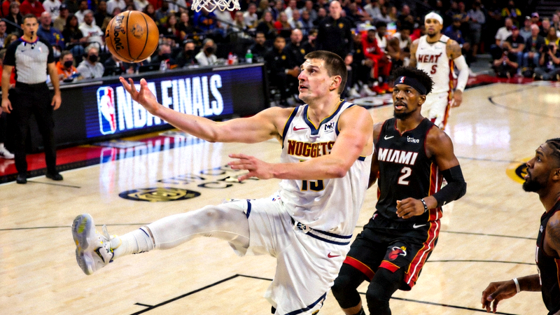 NBA总决赛掘金队对阵热火队全场回放截图，约基奇传球瞬间