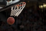 NBA篮球比赛全场回放截图，洛杉矶湖人队与金州勇士队激烈对抗