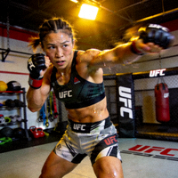 UFC女子草量级冠军张伟丽训练照，展现中国力量